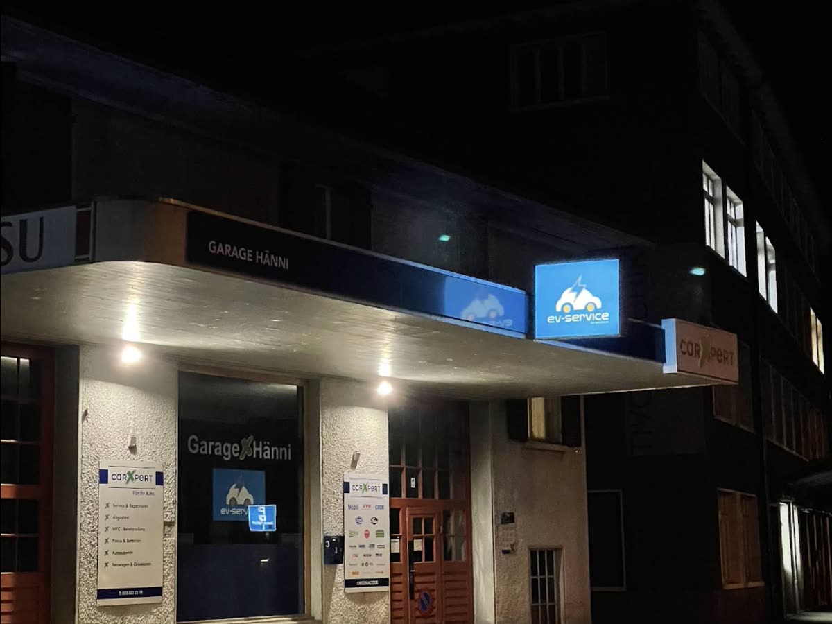 Garage Hänni und CarXpert Beschriftung bei Nacht