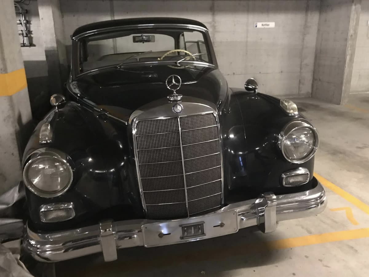 Klassischer Mercedes in einer Einstellhalle