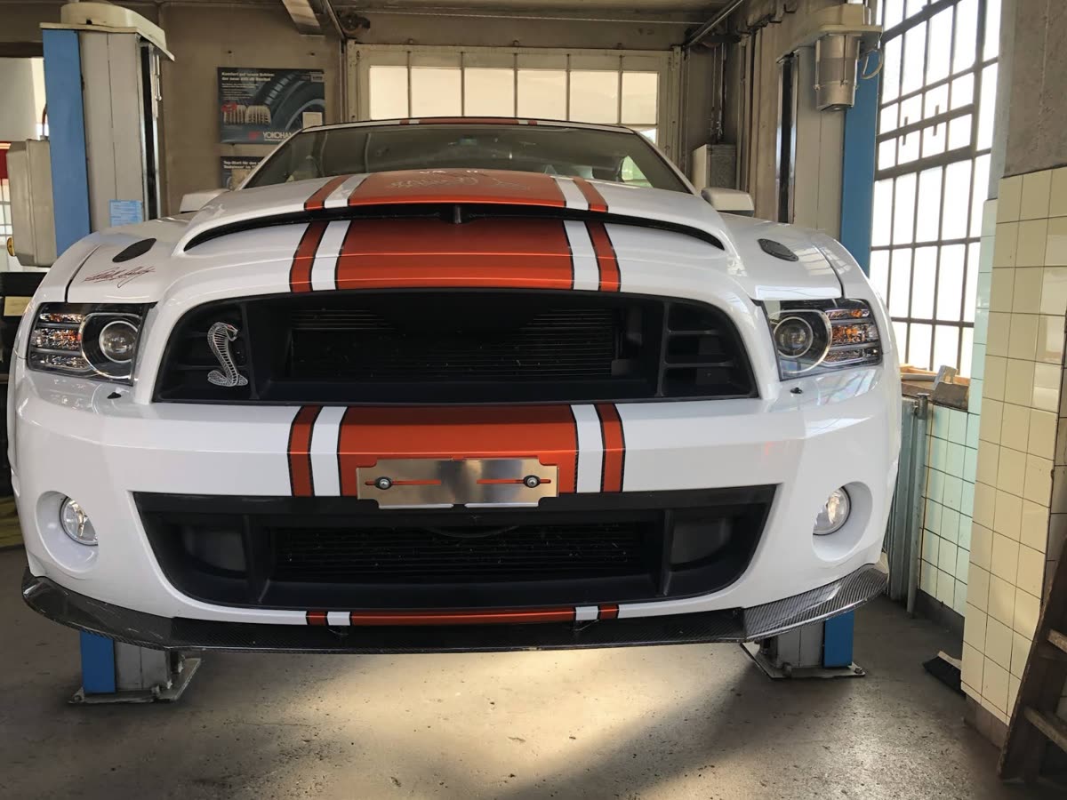 Sportwagen auf der Hebebühne in der Werkstatt